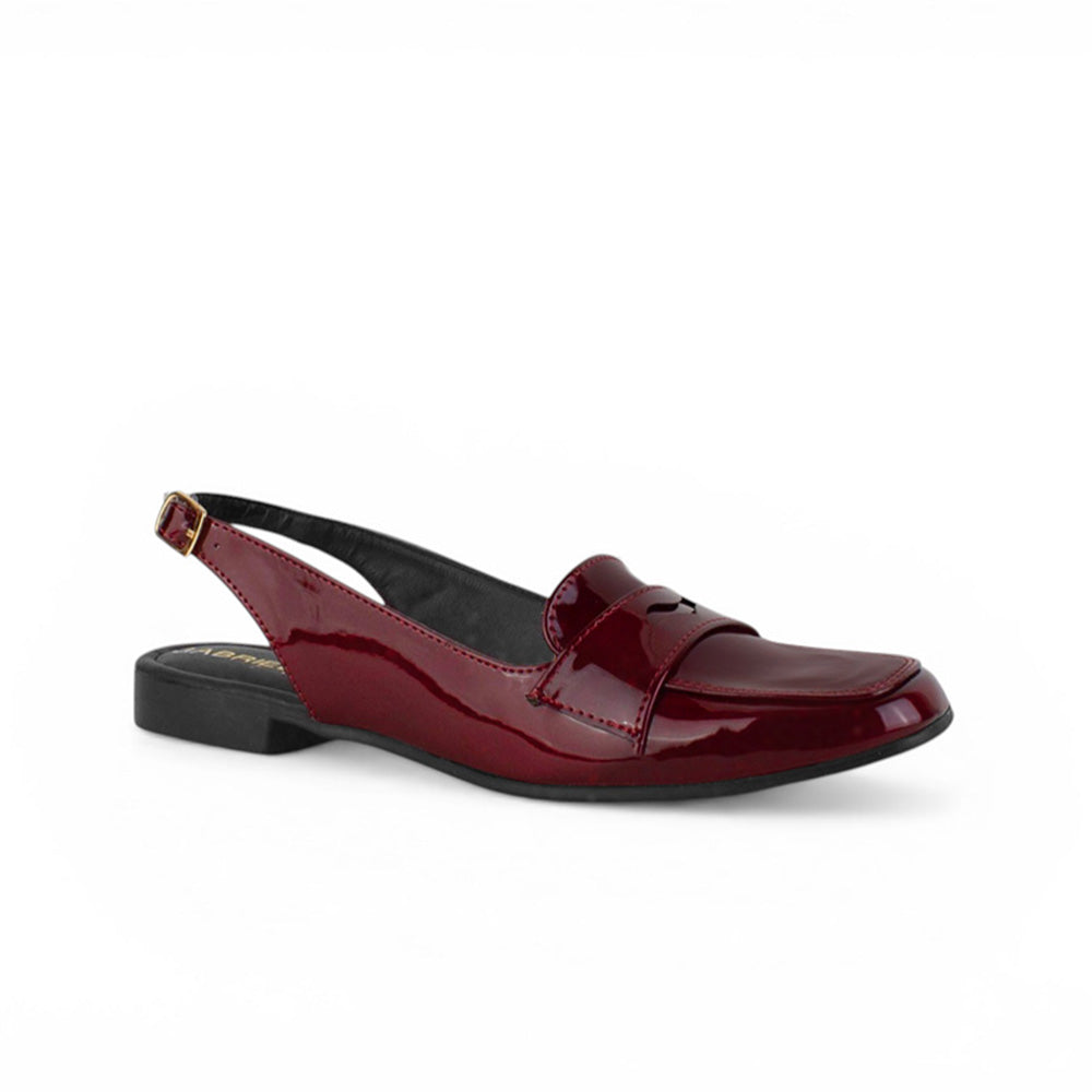 Vista diagonal de flat vino de piso  para dama con tira decorativa y pulsera ajustable 