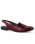 Vista diagonal de flat vino de piso  para dama con tira decorativa y pulsera ajustable 