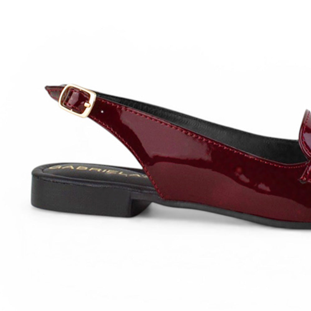 Vista trasera del flat vino de piso con pulsera ajustable para dama de charol