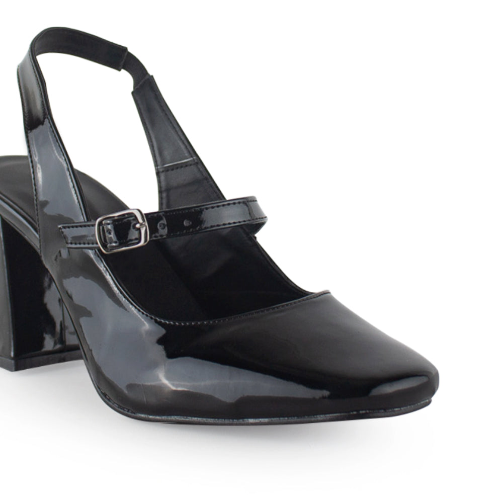detalle del material charol en zapatillas negras de dama con tacón medio 8cm y correa ajustable