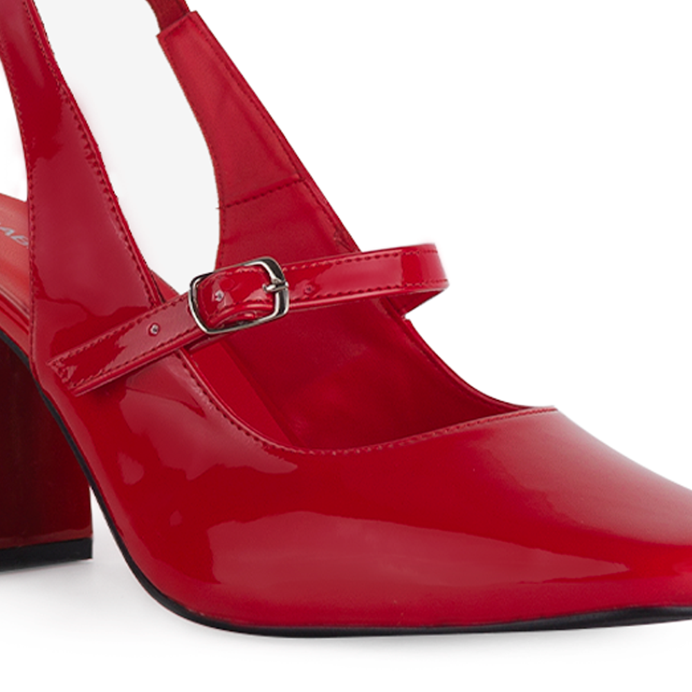 detalle del material charol en zapatillas rojas de dama con tacón medio 8cm y correa ajustable
