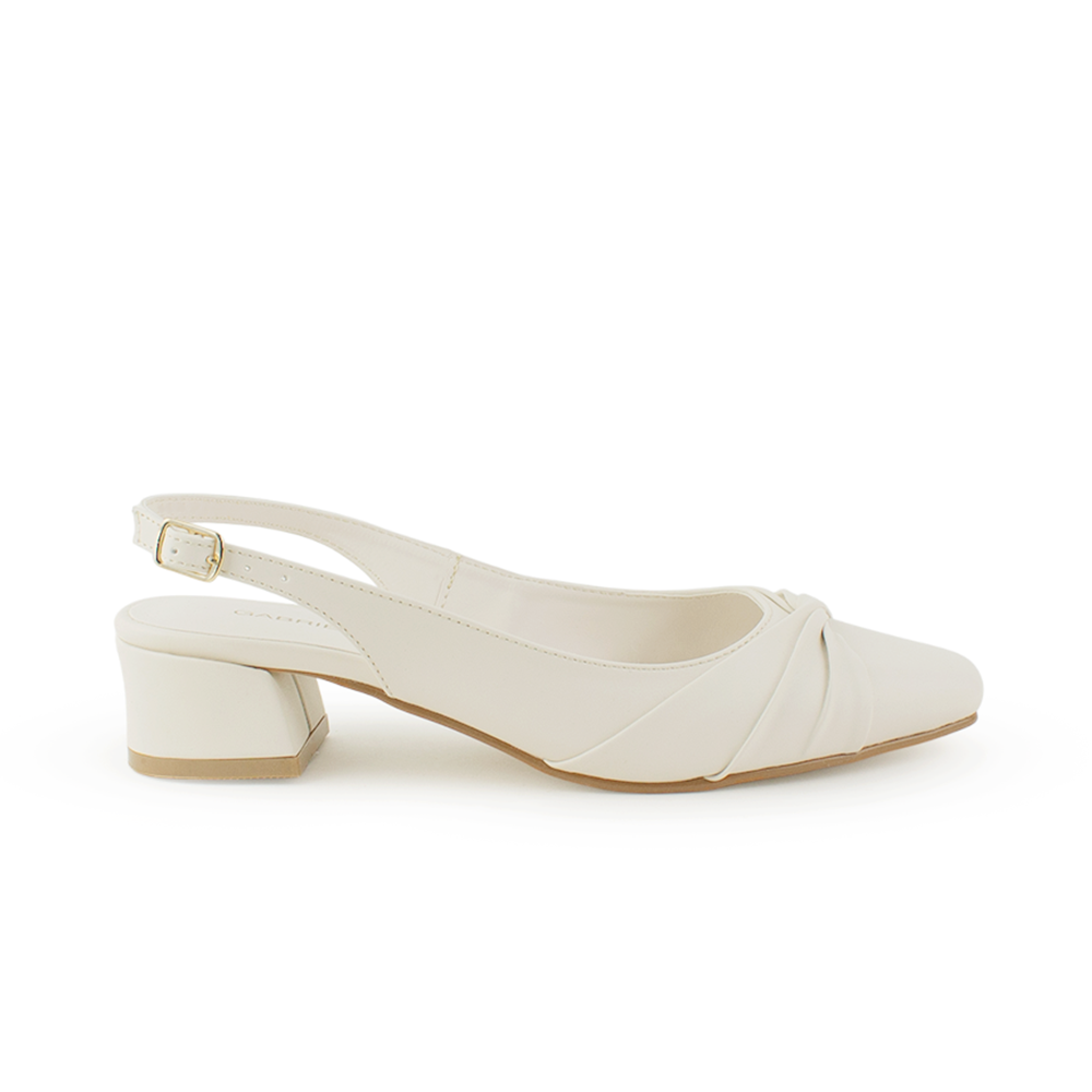 Vista lateral de zapatilla beige destalonada para mujer con moño en punta cerrada y tacón bajo de 4cm