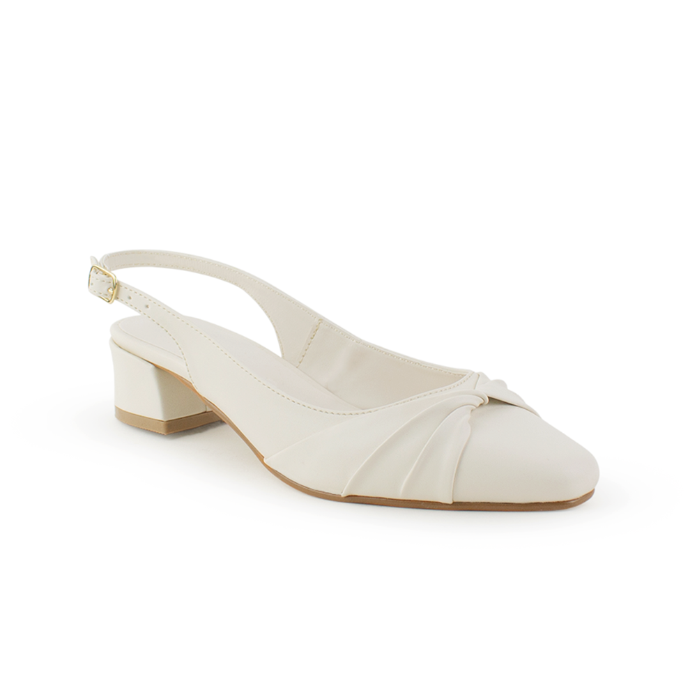 Vista diagonal de zapatilla beige para mujer con moño en punta cerrada y tacón bajo ancho de 4cm