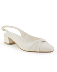 Vista diagonal de zapatilla beige para mujer con moño en punta cerrada y tacón bajo ancho de 4cm