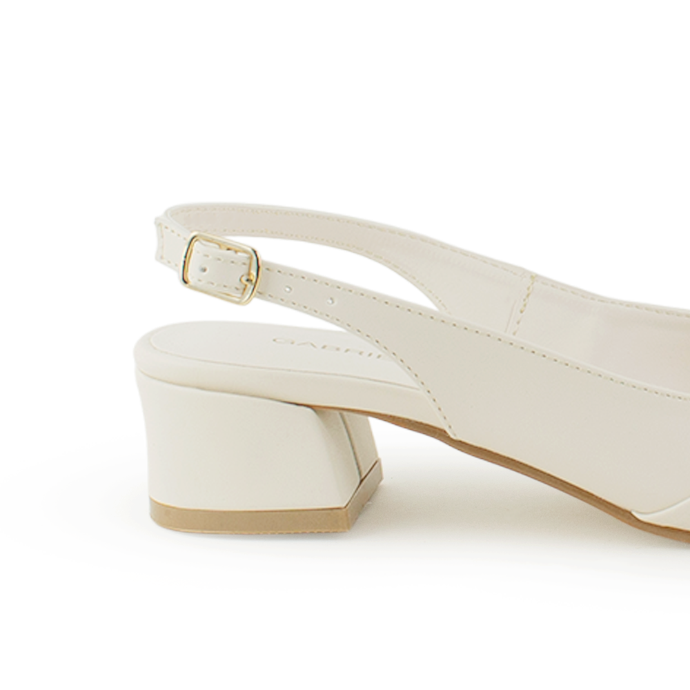Vista trasera de tacón ancho bajo de 4cm en zapatilla beige para mujer con correa ajustable