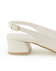 Vista trasera de tacón ancho bajo de 4cm en zapatilla beige para mujer con correa ajustable