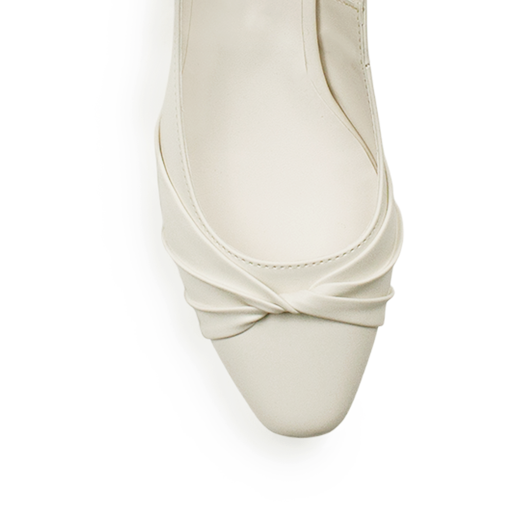 Vista de material sintético en zapatilla beige para mujer con moño en punta cerrada y tacón bajo de 4cm