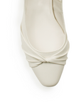 Vista de material sintético en zapatilla beige para mujer con moño en punta cerrada y tacón bajo de 4cm