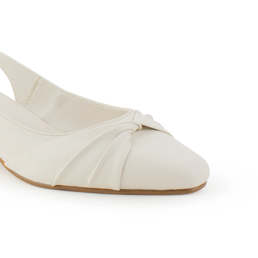 Vista a detalle de moño en punta cerrada de zapatilla beige para mujer con tacón bajo de 4cm destalonada 