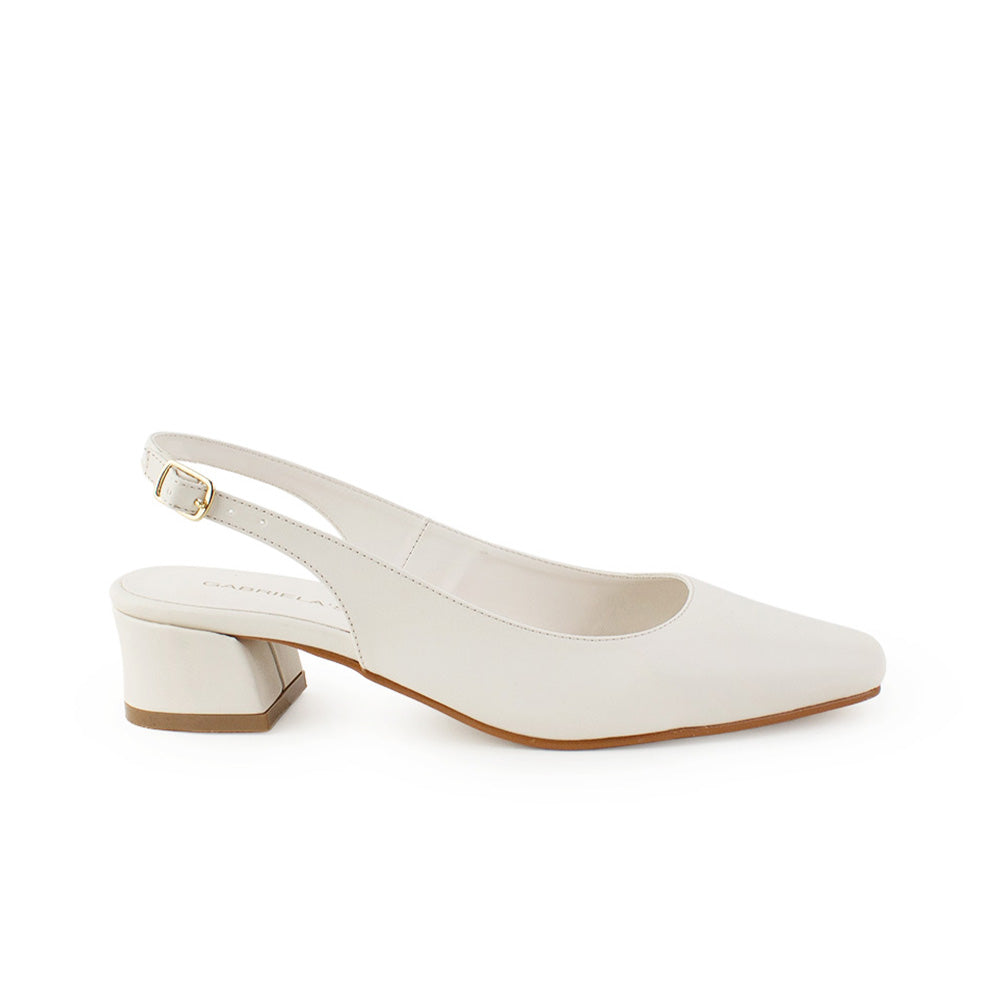 Vista lateral de zapatilla beige destalonada para mujer con punta cerrada pulsera ajustable y tacon ancho de 4cm