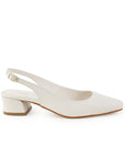 Vista lateral de zapatilla beige destalonada para mujer con punta cerrada pulsera ajustable y tacon ancho de 4cm