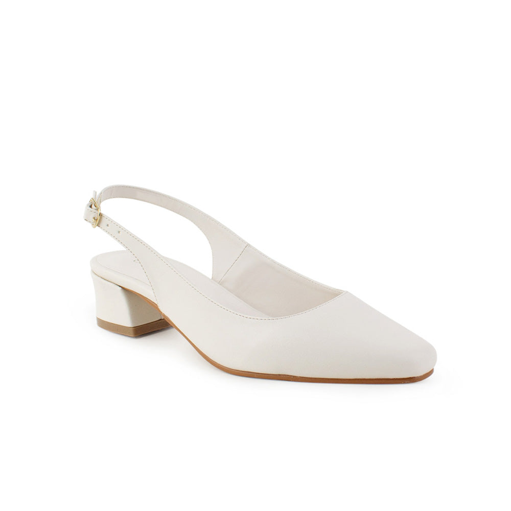 Vista diagonal de zapatilla beige para mujer con punta cerrada pulsera ajustable y tacón bajo de 4cm