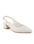 Vista diagonal de zapatilla beige para mujer con punta cerrada pulsera ajustable y tacón bajo de 4cm