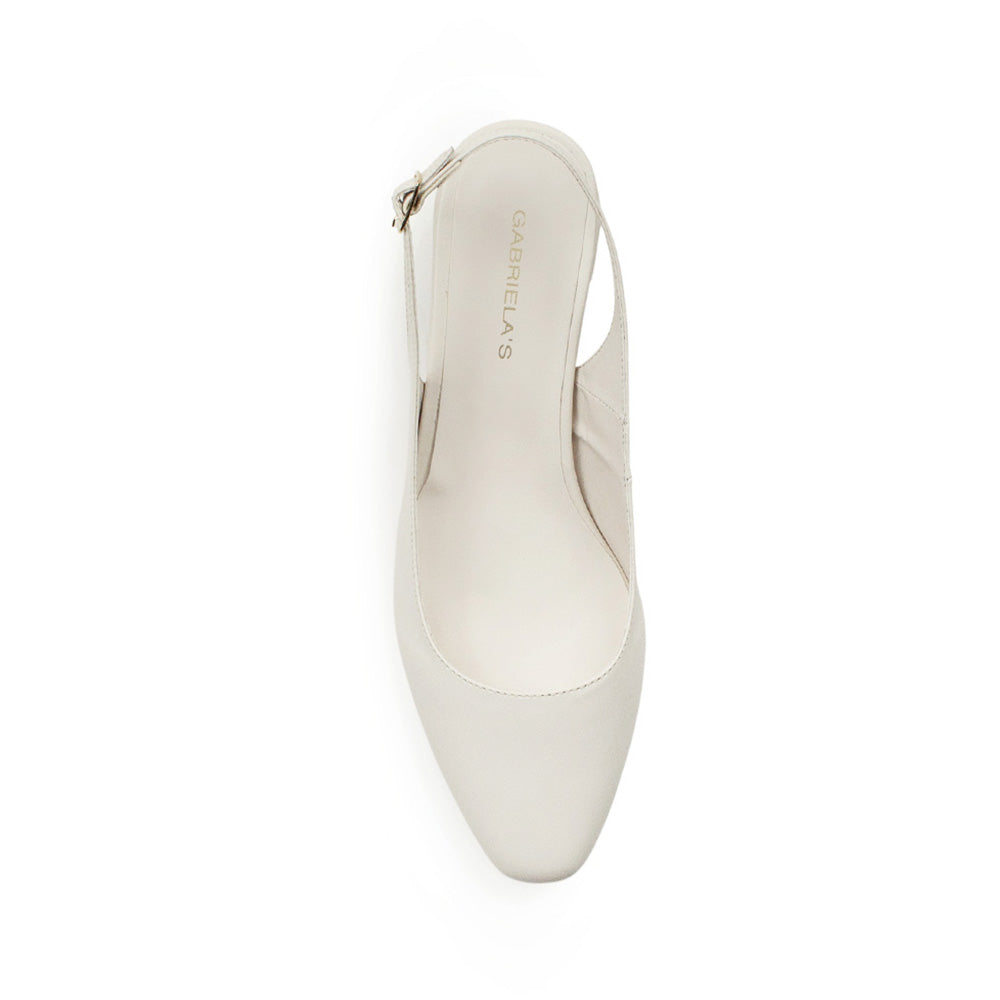 Vista superior de zapatilla destalonada para mujer con punta cerrada y pulsera ajustable en color beige 