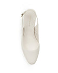 Vista superior de zapatilla destalonada para mujer con punta cerrada y pulsera ajustable en color beige 