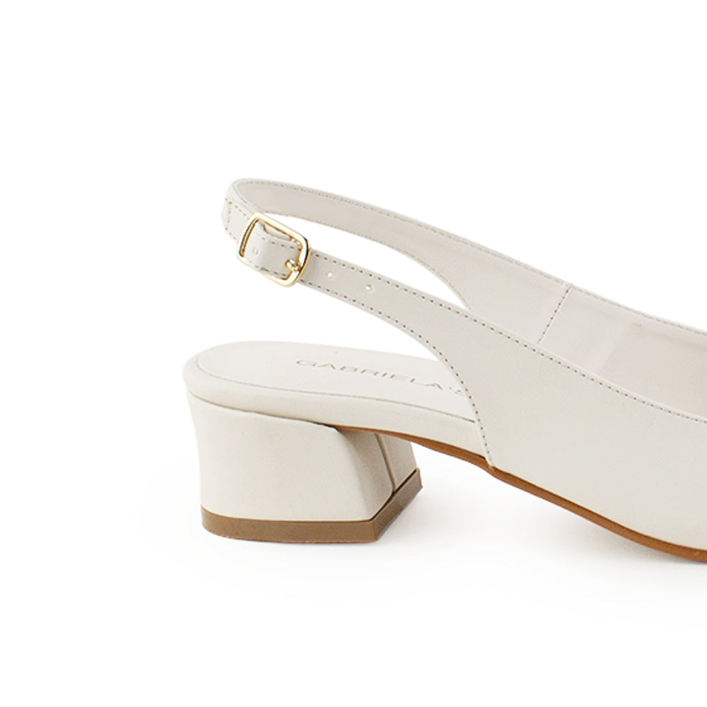 Vista trasera de tacón ancho bajo en zapatilla destalonada para mujer con pulsera ajustable 