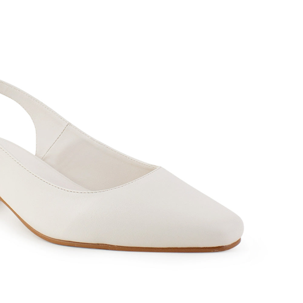 Vista a detalle de punta cerrada en zapatilla beige para mujer con tacón bajo de 4cm y pulsera ajustable 