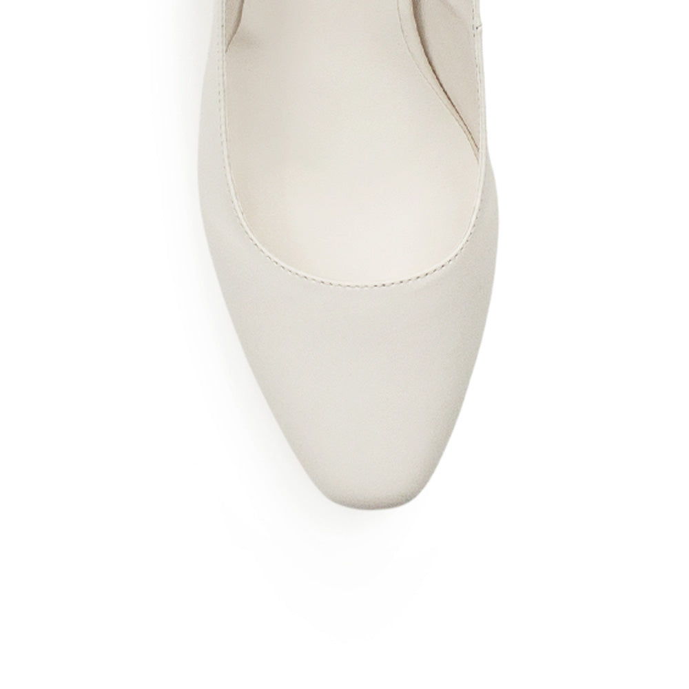 Vista de material sintético en zapatilla destalonada para mujer con tacón bajo de 4cm y pulsera ajustable en color beige