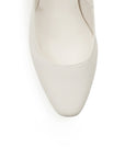 Vista de material sintético en zapatilla destalonada para mujer con tacón bajo de 4cm y pulsera ajustable en color beige