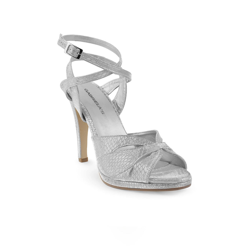 Vista diagonal de zapatilla plata para mujer con pulseras ajustables al tobillo y tacón alto de 11cm