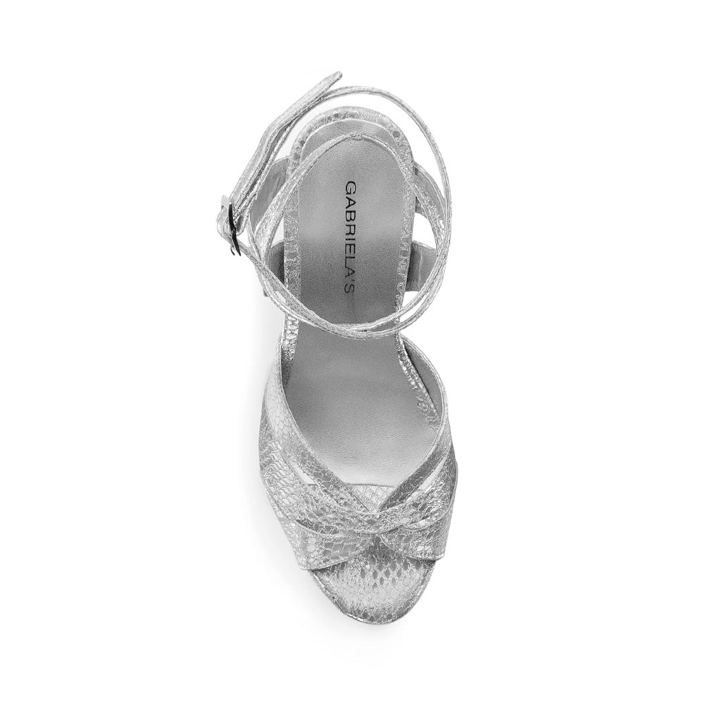 Vista superior de zapatilla plata para mujer con pulsera ajustable al tobillo y diseño descubierto