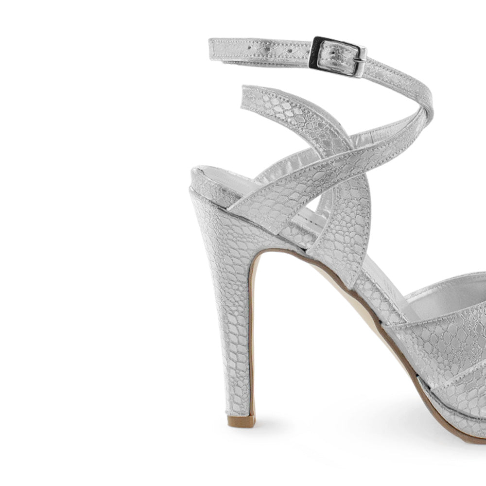 Vista trasera de tacón alto delgado de 11cm en zapatilla plata para mujer con pulsera ajustable al tobillo