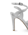 Vista trasera de tacón alto delgado de 11cm en zapatilla plata para mujer con pulsera ajustable al tobillo