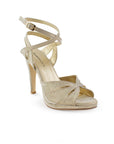 Vista diagonal de zapatilla oro para mujer con pulseras ajustables al tobillo y tacón alto de 11cm