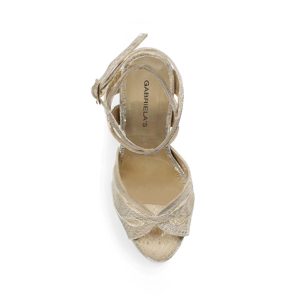 Vista superior de zapatilla oro para mujer con pulsera ajustable al tobillo y diseño descubierto