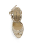 Vista superior de zapatilla oro para mujer con pulsera ajustable al tobillo y diseño descubierto