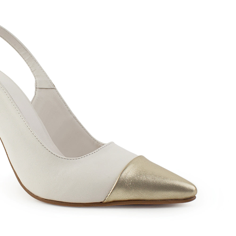detalle del material sintético en zapatillas beige oro con talón descubierto para dama
