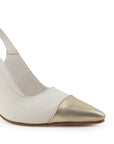 detalle del material sintético en zapatillas beige oro con talón descubierto para dama