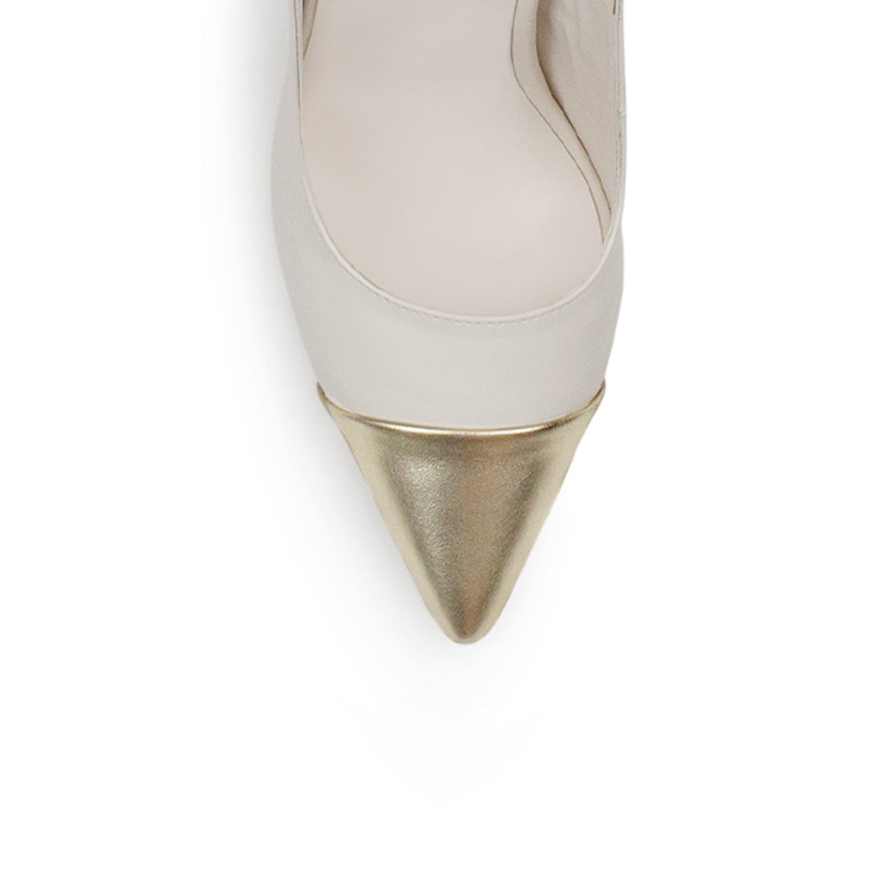 vista del detalle oro en zapatillas beige stiletto para dama con tacón 11cm