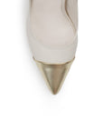 vista del detalle oro en zapatillas beige stiletto para dama con tacón 11cm