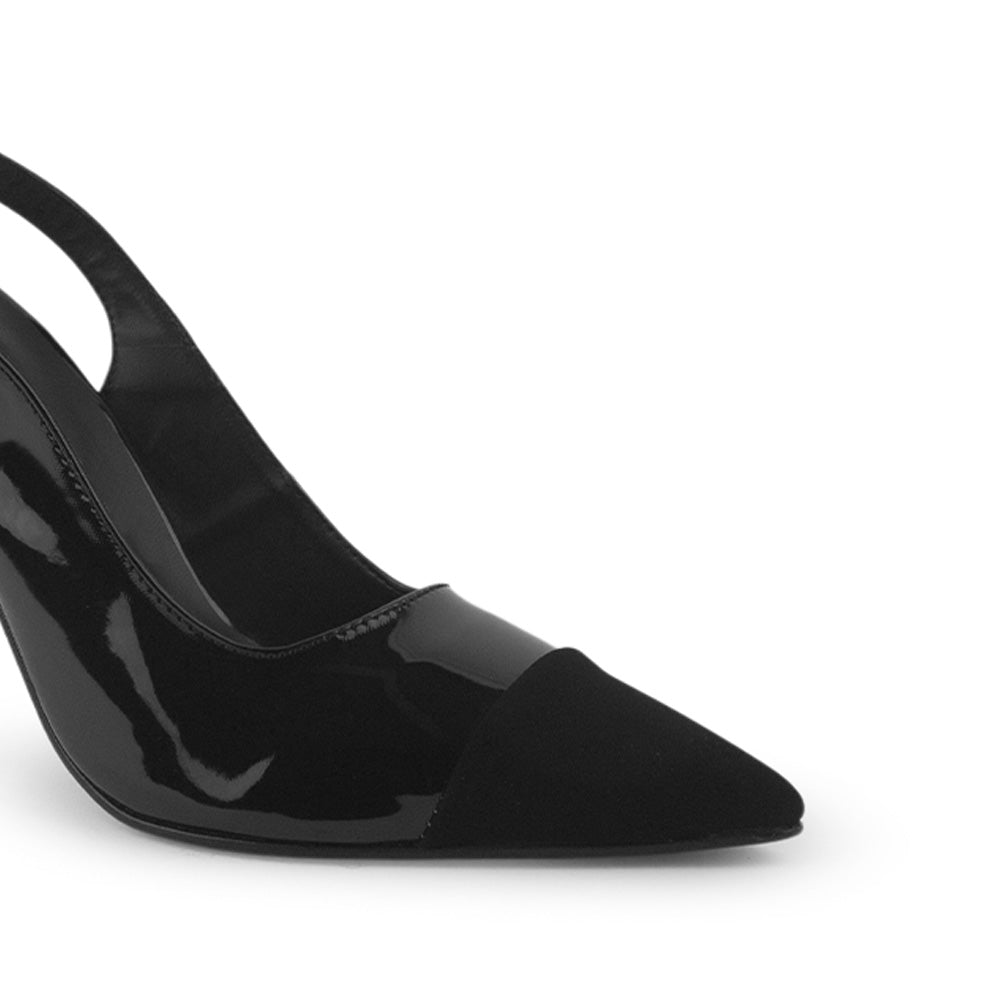 detalle del material charol buck en zapatillas negras con talón descubierto para dama