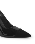 detalle del material charol buck en zapatillas negras con talón descubierto para dama