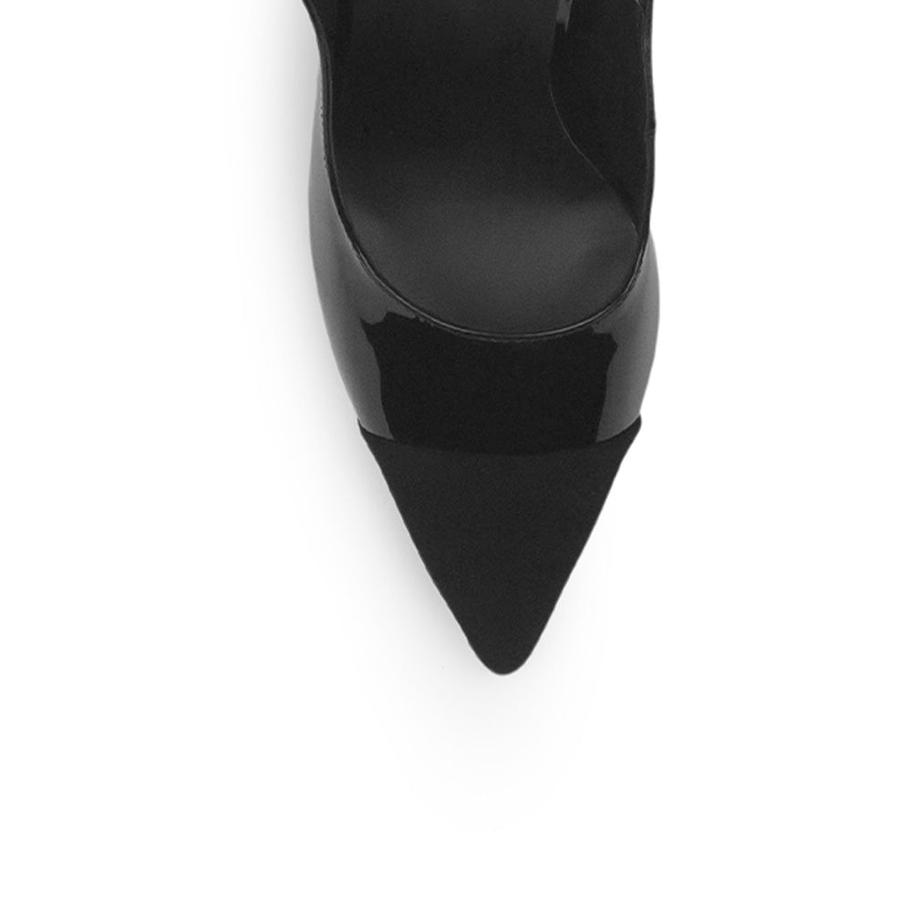 vista del detalle charol en zapatillas negras stiletto para dama con tacón alto 11cm