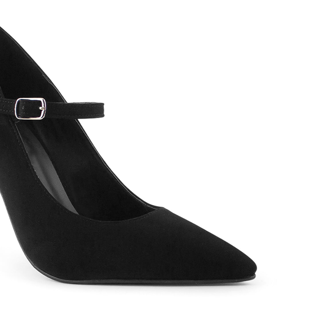 Vista a detalle de zapatilla para mujer tipo stiletto con pulsera y tacón medio de 10cm color negro