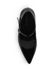 Vista superior de zapatilla negra para mujer con punta fina y pulsera ajustable