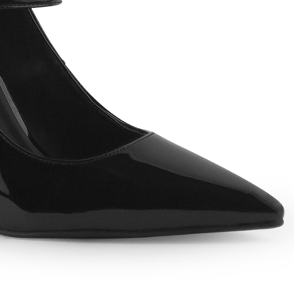 Vista a detalle de zapatilla para mujer tipo stiletto con pulsera y tacón medio de 10cm color negro