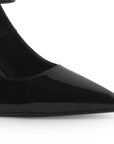 Vista a detalle de zapatilla para mujer tipo stiletto con pulsera y tacón medio de 10cm color negro