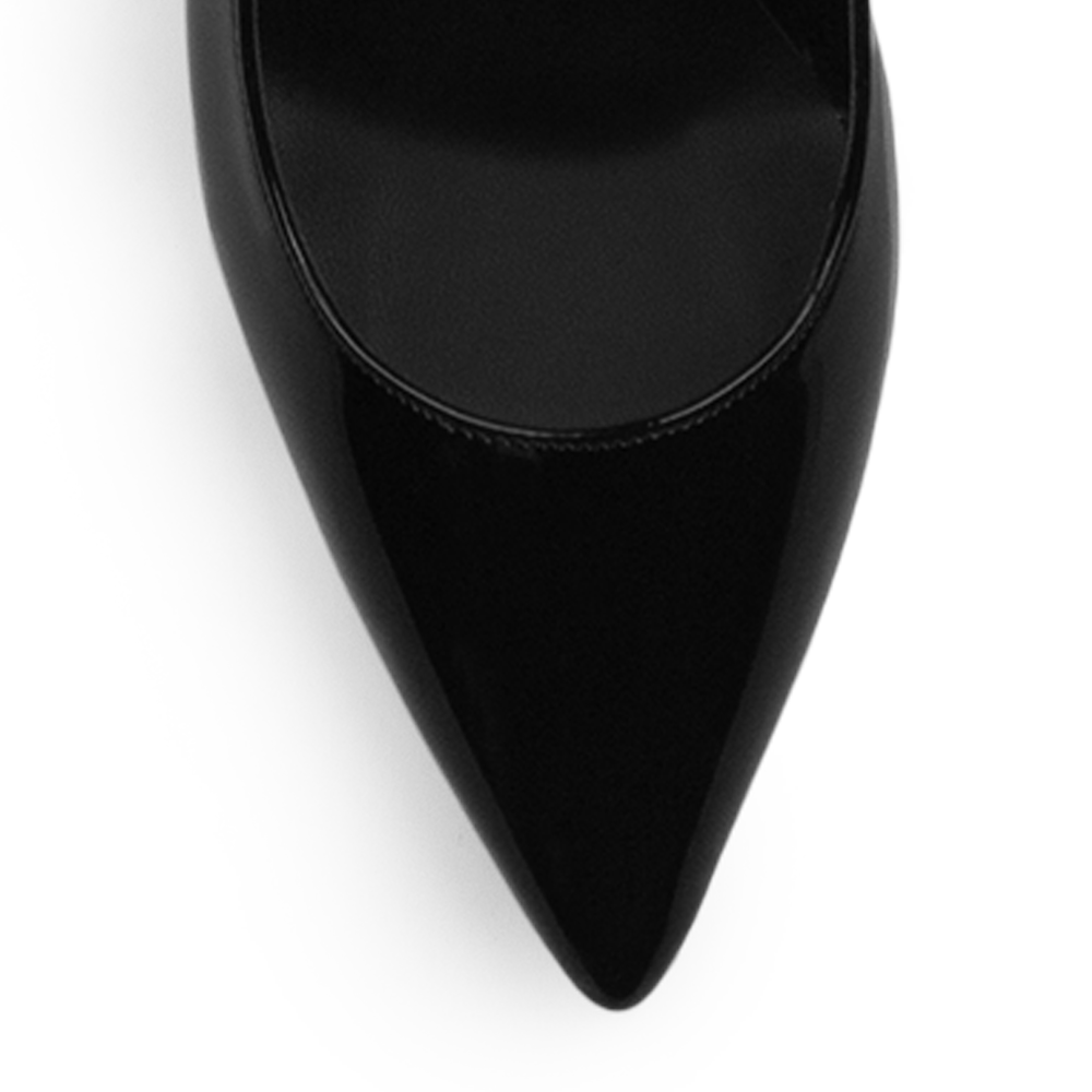 Vista de material charol en zapatilla tipo stiletto para mujer con pulsera y tacón de 10cm