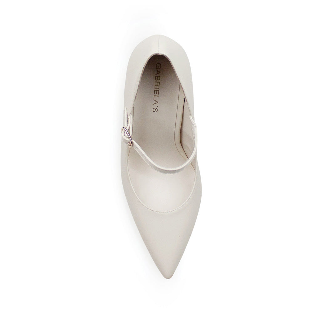 Vista superior de zapatilla beige para mujer con punta fina y pulsera ajustable