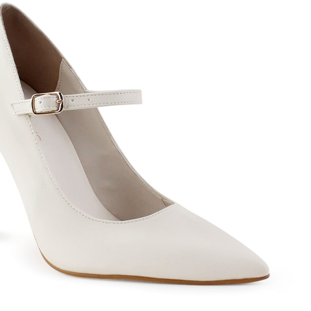 Vista a detalle de zapatilla para mujer tipo stiletto con pulsera y tacón medio de 10cm color beige
