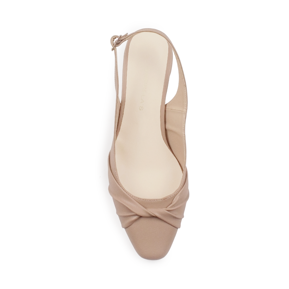 Vista superior de zapatilla destalonada para mujer con moño en punta cerrada y correa ajustable en color maquillaje 