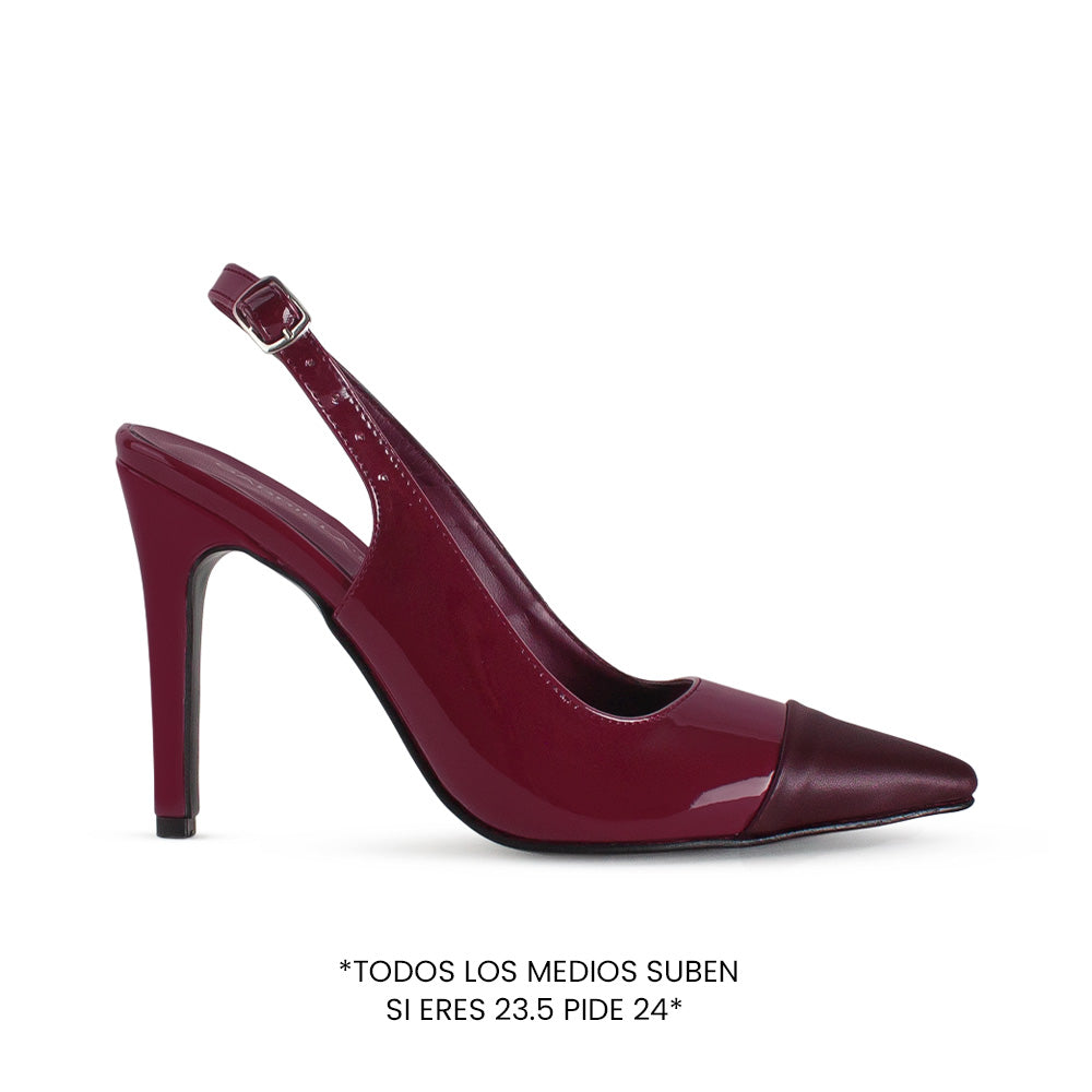 vista lateral de zapatillas stiletto para dama color vino con talón descubierto y tacón alto 11cm