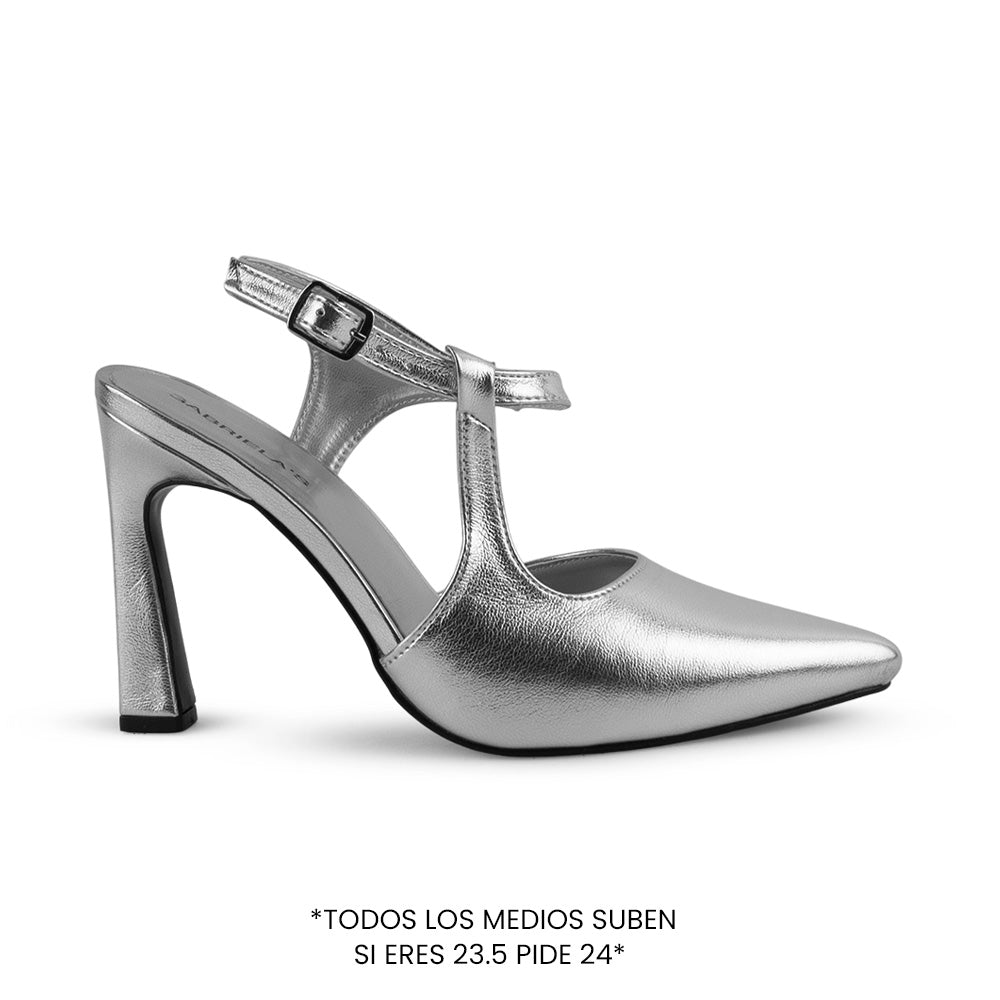 vista lateral de zapatillas plateadas punta fina destalonadas con tacón medio 10 cm y correa ajustable para dama 