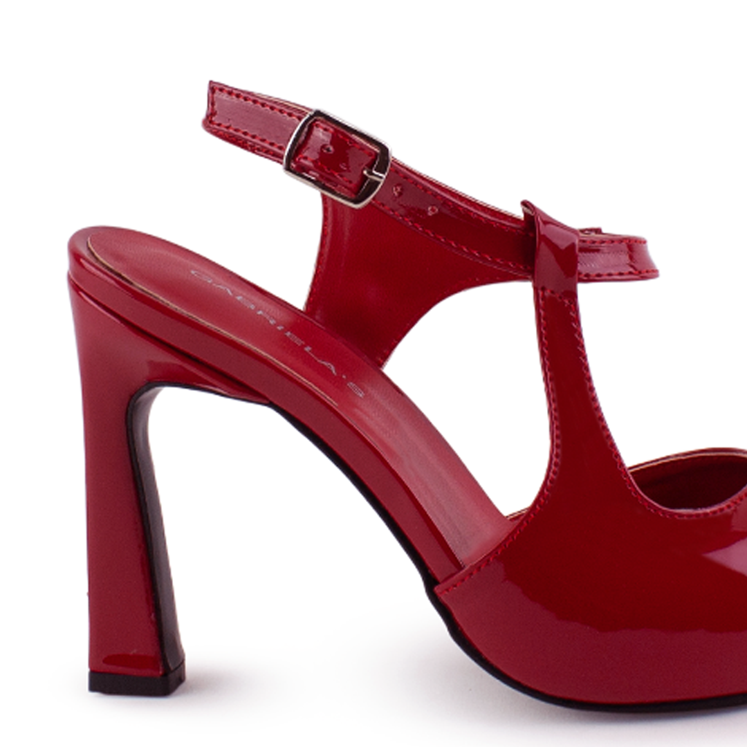 vista trasera del tacón medio 10 cm en zapatillas rojas para dama con correa ajustable destalonadas 