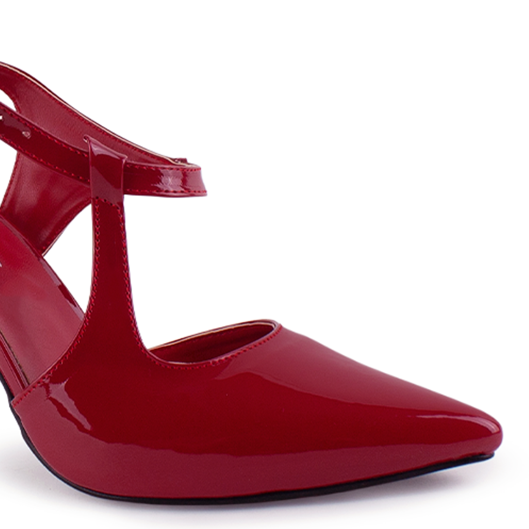 detalle del material sintético en zapatillas rojas para dama destalonadas con correa ajustable y tacón medio 10 cm