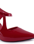 detalle del material sintético en zapatillas rojas para dama destalonadas con correa ajustable y tacón medio 10 cm